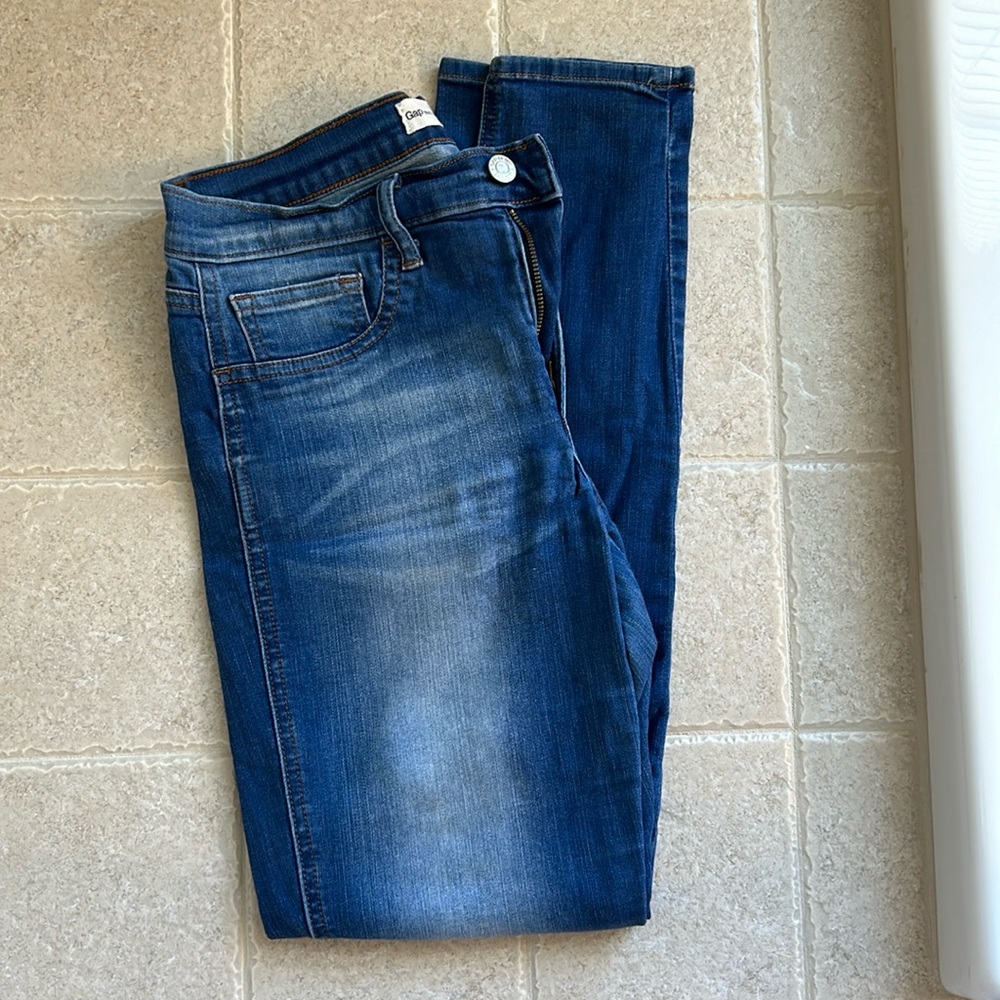 GAP legging jeans, size 28. Great condition! Back pockets are real.